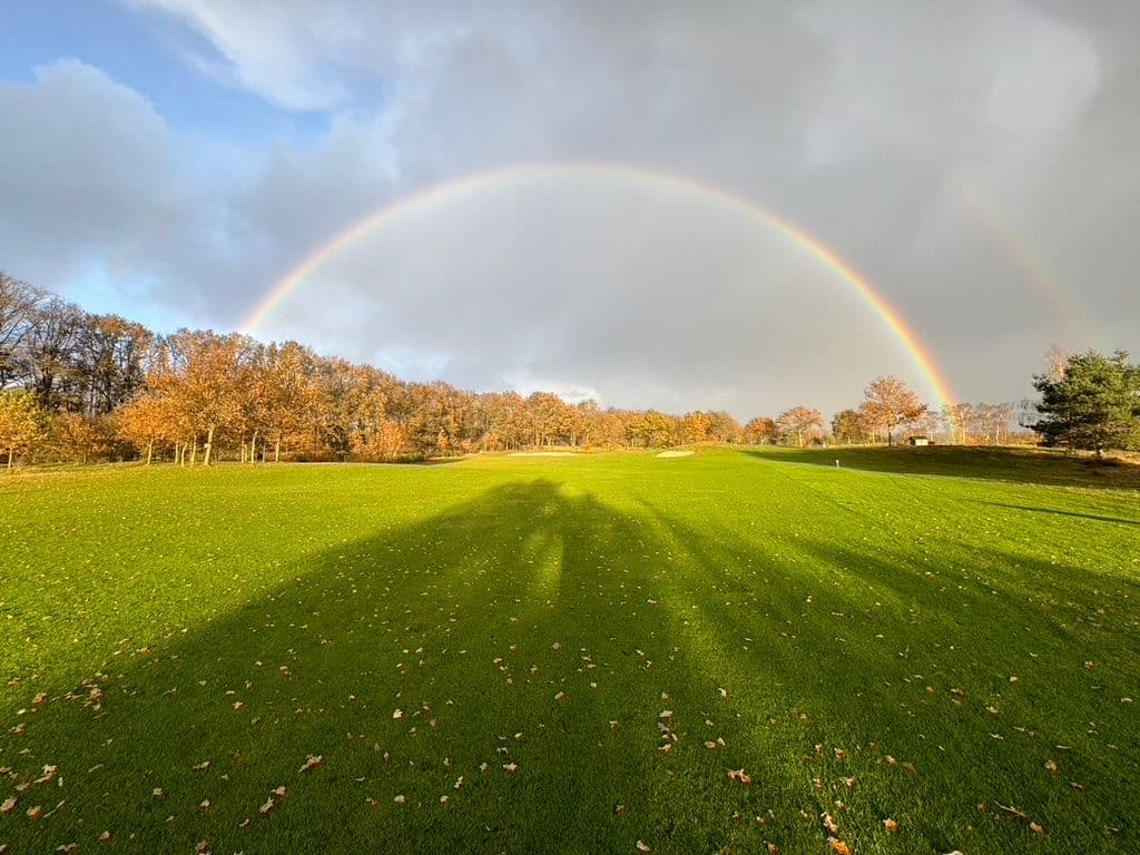 Golfer geniet van de natuur op de golfbaan