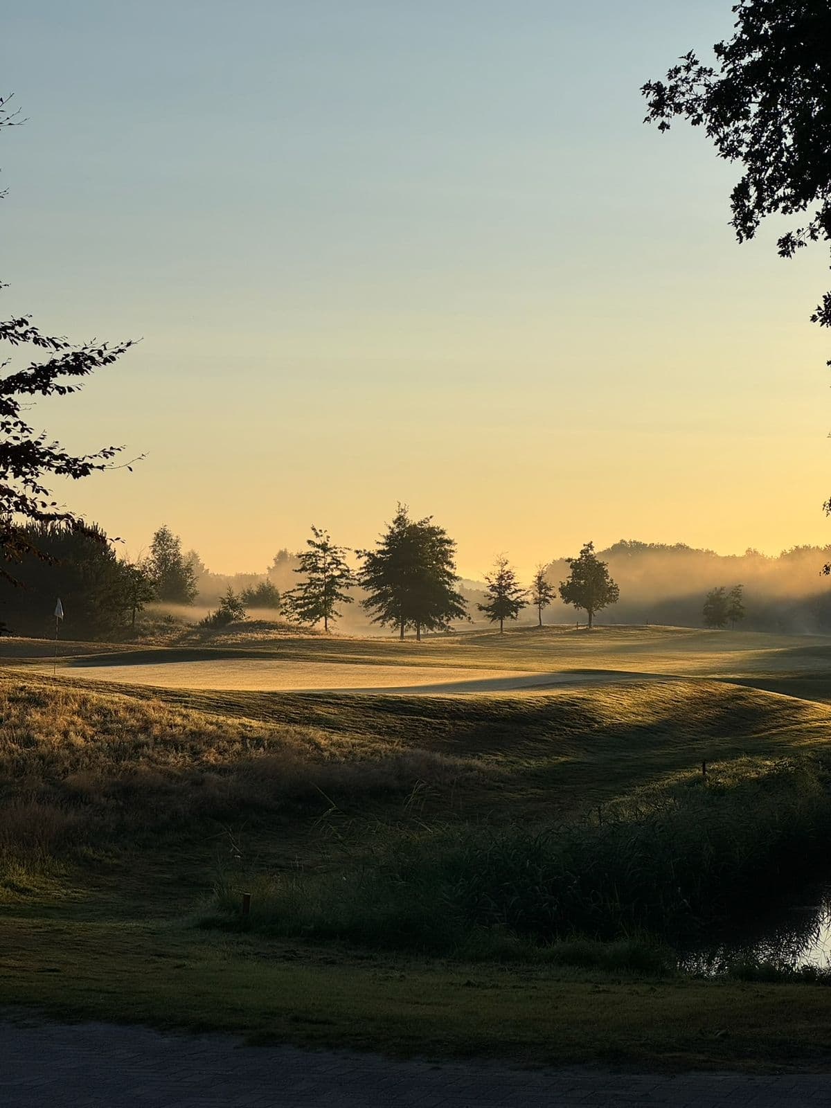 Golfbaan bij zonsopgang -perfect voor beginners